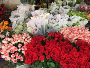 Rác thải nhựa từ sản xuất và buôn bán hoa tươi đem lại tác hại kép