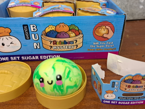 Cảnh báo đồ chơi bánh bao squishy chứa chất gây ung thư, ảnh hưởng sức khỏe trẻ nhỏ 