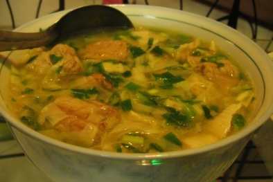 Canh măng chua nấu cá