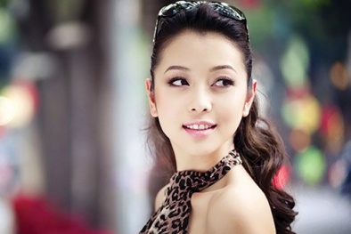 Người đẹp Jennifer Phạm kiếm củi ba năm thiêu một giờ