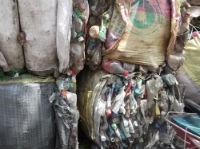 Đột nhập xưởng tái chế nhựa từ rác