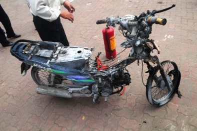 Xe máy bốc cháy trơ khung trên cầu