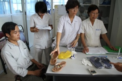 Tiến hành "mổ" dép Trung Quốc tìm độc