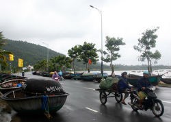 Miền Trung "nín thở" đón bão