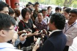 Đại biểu QH cầm bắp ngô, lạc quan nói chuyện với báo chí