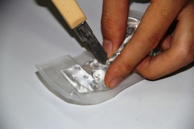 Vụ áo ngực chứa "chất lạ": Thận trọng không thừa