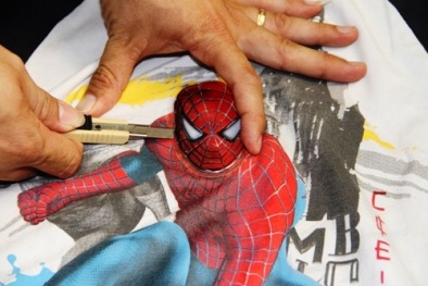 Áo chứa "cục lạ" phát sáng, phụ huynh hoang mang