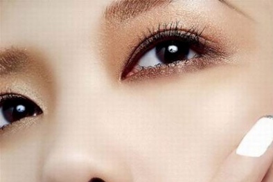 "Hãi hùng" kiểu làm đẹp xăm tròng mắt