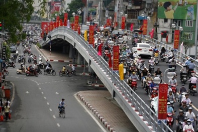 Thông xe cầu vượt đường Lê Văn Lương - Láng