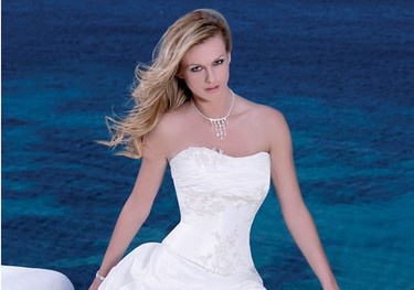 Xu hướng thời trang mùa cưới năm 2012