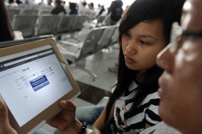 Mua vé tàu tết: "Cò mồi" móc nối với nhà ga?