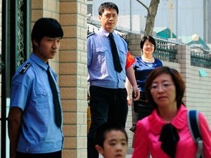 Trung Quốc: Kẻ tâm thần đâm 20 học sinh trước cổng trường