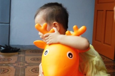 "Nhiều trẻ ôm, ngậm, mút thú nhún Trung Quốc"