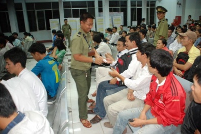 Trắng đêm mua vé tàu tết