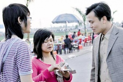 Đổi tiền: Ngân hàng kêu thiếu, người dân bị "chém"