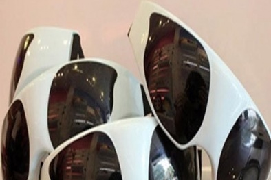 Đua nhau dùng kính mát xa để cùng... hỏng mắt