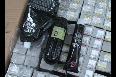 Chóng mặt, buồn nôn vì thuốc nhuộm tóc "đểu"