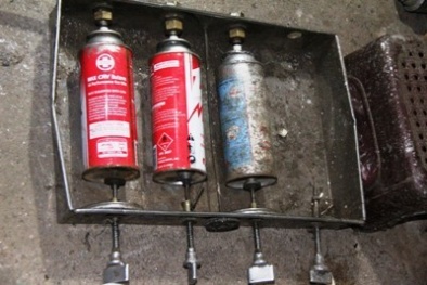 San chiết gas giữa cánh đồng hoang