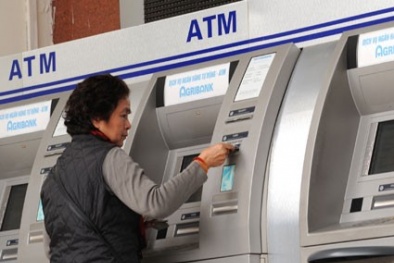 ATM gánh đủ thứ phí