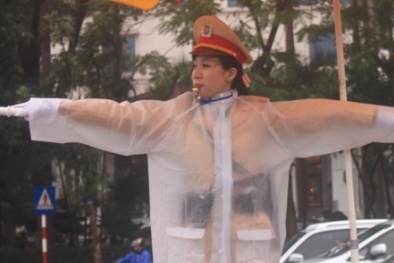 Nữ Cảnh sát giao thông xuống phố