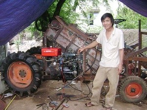 Một nông dân "chế tạo" thành công máy thu hoạch mía