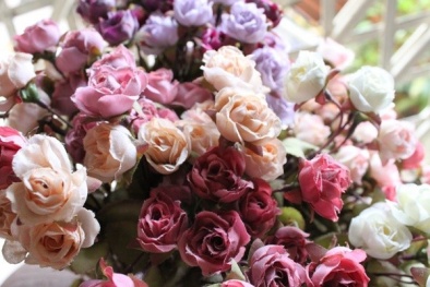 Hoa giả mới xuất xưởng có thể gây ngộ độc