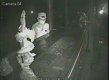 Trộm 'khoắng của' tiệm vàng