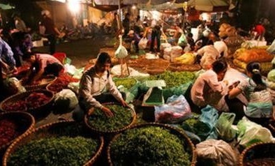 Bắt nữ quái tham gia thu phí ở chợ rau Long Biên