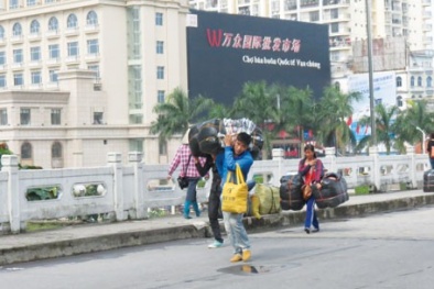 Thương nhân Trung Quốc xây trung tâm thương mại bán hàng nhái