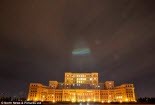 2 quầng sáng lạ trên nóc tòa nhà quốc hội Romania