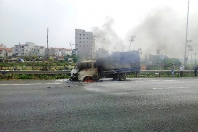 Xe tải bỗng dưng bốc cháy