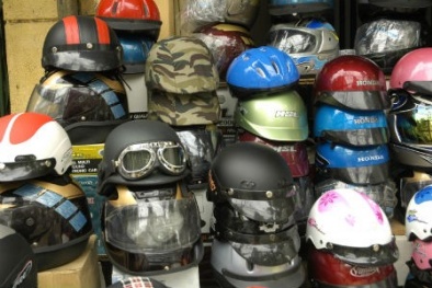 Bán mũ bảo hiểm cho... người đi bộ?