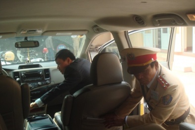 Bị phát hiện chở hàng lậu, hối lộ CSGT 10 triệu đồng