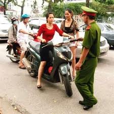 Công an đứng đường không được phạt xe không chính chủ