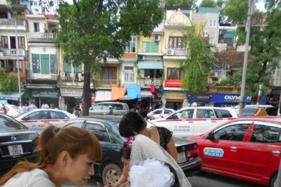 Cô dâu “méo mặt” vì trang điểm “dạo”