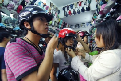 Trợ giá khi đổi mũ bảo hiểm giả lấy mũ thật