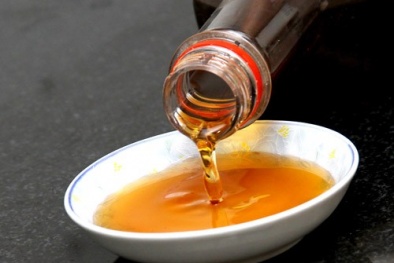 Cho chất gây ngọt vào nước mắm