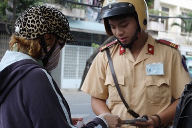 Cảnh sát giao thông chi 120 triệu đồng đổi...im lặng