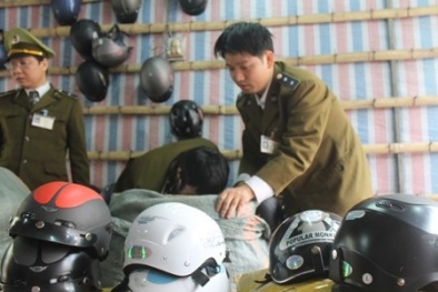 Ông bà mất cháu, bố mẹ mất con vì mũ bảo hiểm "dởm"