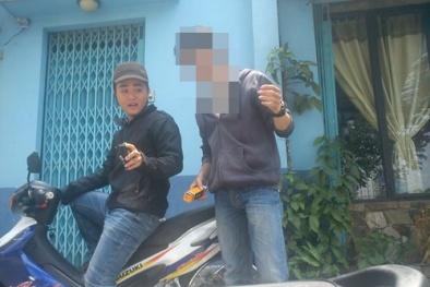 Công khai mua bán "hàng nóng"