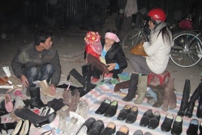 Bấu víu vào “giầy nhếch” để mưu sinh