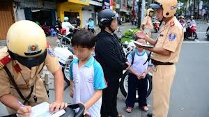 Bắt đầu xử phạt trẻ em không đội mũ bảo hiểm