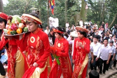 Vạn người chen chân dâng hương tưởng niệm Vua Hùng