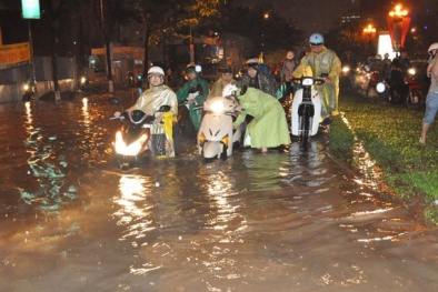 Hà Nội: mưa to, đường ngập nước hơn 1m