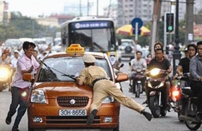Cục cảnh sát giao thông: Không khuyến khích CSGT leo nắp capo