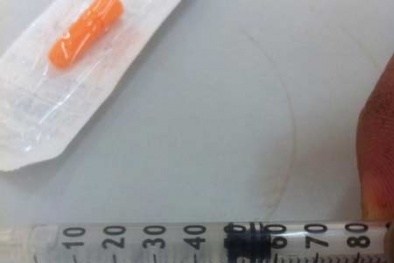 Y tá ăn cắp vắc xin của trẻ