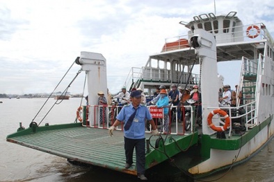 Không thu phí qua phà với thương bệnh binh và trẻ em dưới 10 tuổi