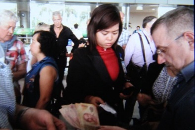 "Làm tiền" khách tây ở sân bay Tân Sơn Nhất