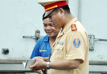 Cảnh sát giao thông "bắt" chủ doanh nghiệp trả tiền nhậu