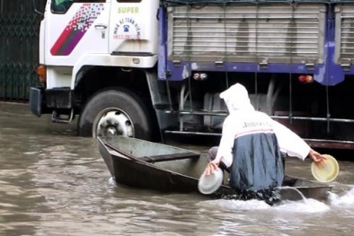 Huy động xuồng máy chống úng ngập